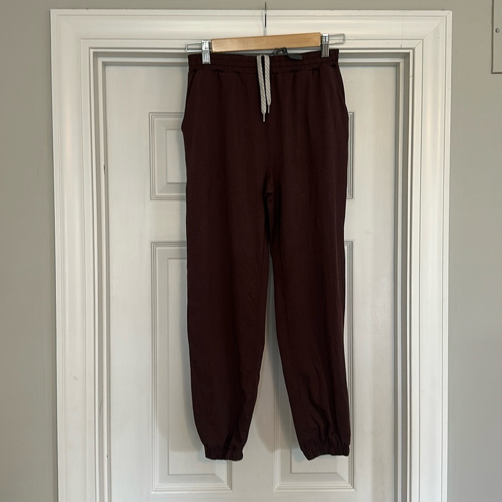 Vuori brown women jogger size small, EUC